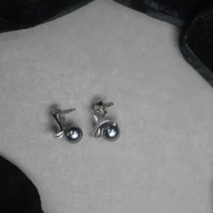 Black pearl studs